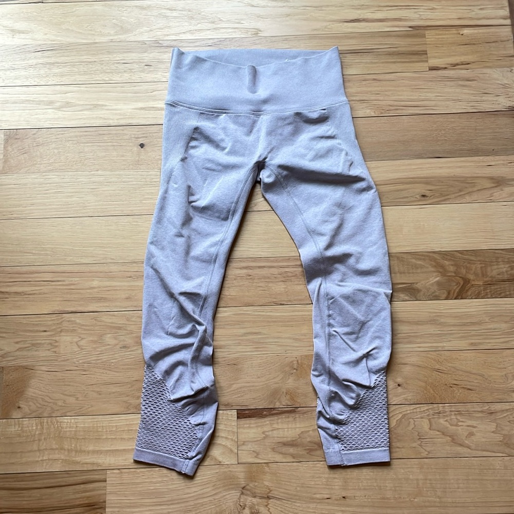 Old Navy lavender athletic capri leggings - size small.